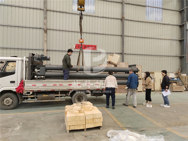 北斗機(jī)械冷炭機(jī)得到客戶認(rèn)可,裝車(chē)發(fā)往濟(jì)源